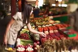 Photo: Woman choosing from a produce selection