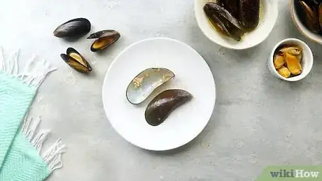 Image titled Eat Mussels Step 4