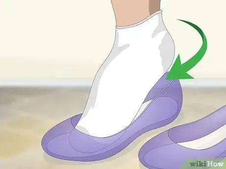 Image titled Stretch Plastic Shoes Step 1
