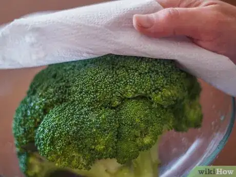 Image titled Eat Raw Broccoli Step 2