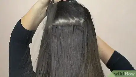 Imagen titulada Remove Tape Hair Extensions Step 1