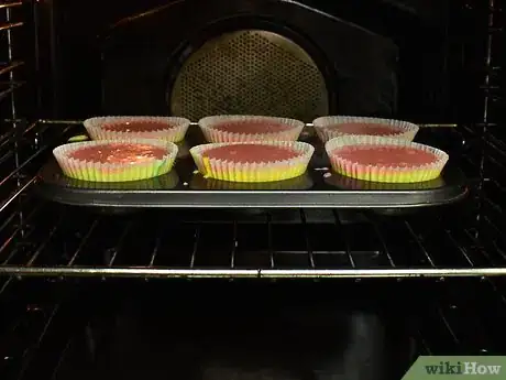 Imagen titulada Make Rainbow Cupcakes Step 12