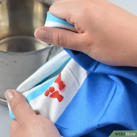 Imagen titulada Remove a Blood Spot from a Cotton Pillow Case Step 2  