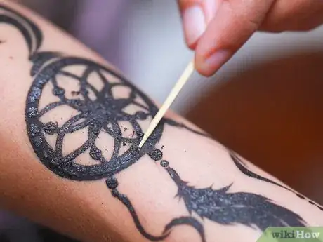 Imagen titulada Care for a Henna Design Step 7