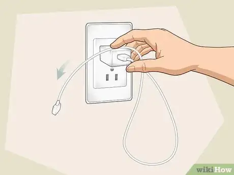 Imagen titulada Hang Your Phone While Charging It Step 1