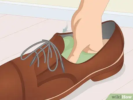 Imagen titulada Remove Odor from Leather Shoes Step 3