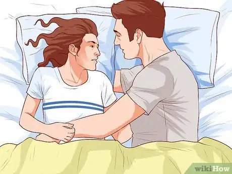Imagen titulada Avoid Trapping Your Arm While Snuggling in Bed Step 8