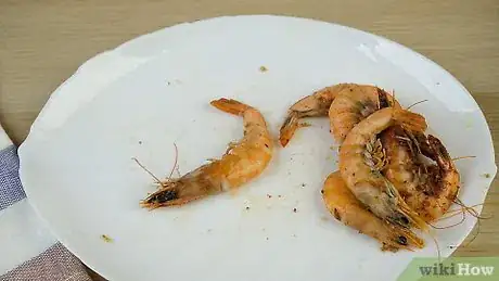 Imagen titulada Peel a Cooked Prawn Step 7