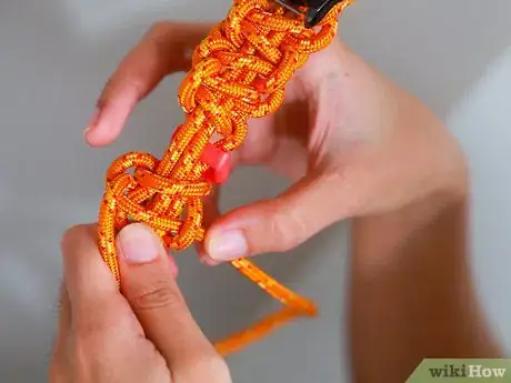 Imagen titulada Make a Paracord Bracelet Step 34