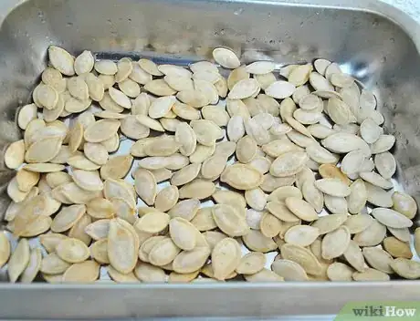 Imagen titulada Make Pumpkin Seeds in the Oven Step 7