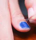 quitar el esmalte de uñas de alrededor de tus uñas