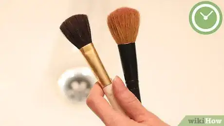 Imagen titulada Clean Makeup Brushes Step 1