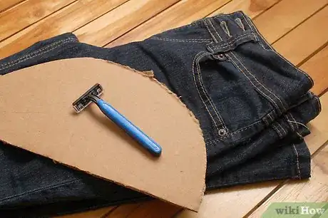 Imagen titulada Distress Jeans with a Razor Step 1