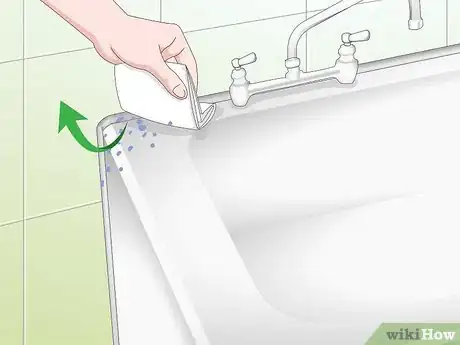 Imagen titulada Caulk a Bathtub Step 13