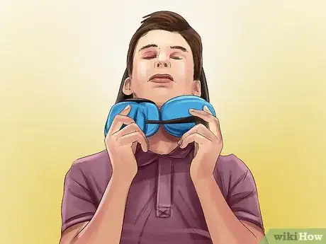 Imagen titulada Use a Travel Pillow Step 1