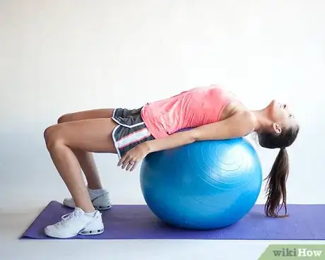 Imagen titulada Warm up With an Exercise Ball Step 10