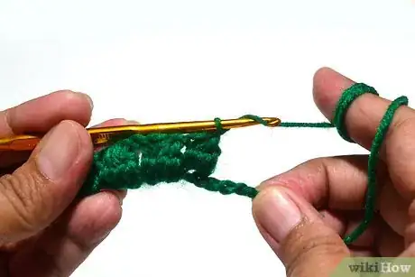 Imagen titulada Crochet Left Handed Step 9