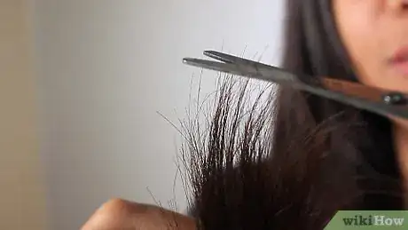 Imagen titulada Trim Your Own Split Ends Step 23