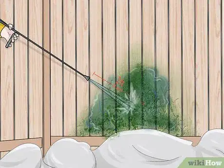 Imagen titulada Remove Mildew and Algae from a Wooden Fence Step 4