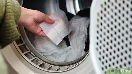 Imagen titulada Prevent Static in Laundry Step 9