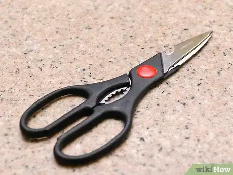 Imagen titulada Use Kitchen Scissors Step 1