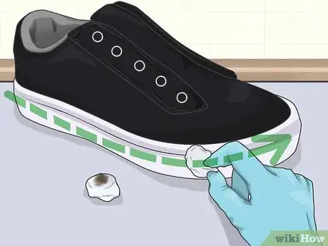 Imagen titulada Clean Rubber on Shoes Step 14