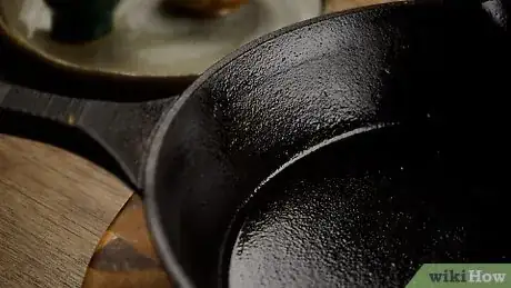 Imagen titulada Cook in a Cast Iron Skillet Step 12