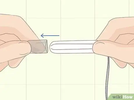 Imagen titulada Insert a Tampon Without Applicator Step 4