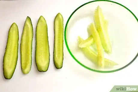 Imagen titulada Peel and Seed a Cucumber Step 11