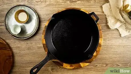 Imagen titulada Cook in a Cast Iron Skillet Step 13