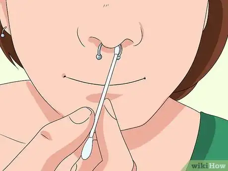 Imagen titulada Clean a Septum Piercing Step 4