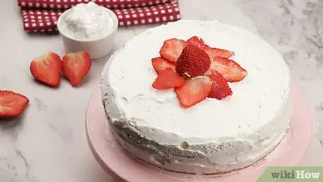 Imagen titulada Decorate a Cake with Strawberries Step 25