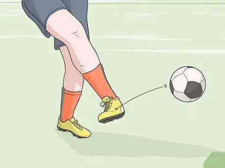 Imagen titulada Pass a Soccer Ball Step 4