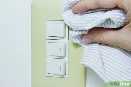 Imagen titulada Clean Light Switches Step 2