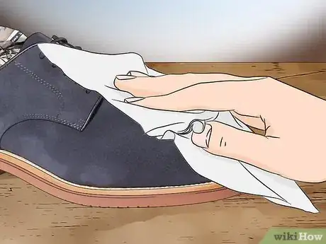 Imagen titulada Remove Dye from Suede Shoes Step 6