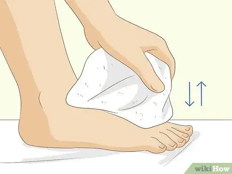 Imagen titulada Cure Toenail Fungus with Vinegar Step 4