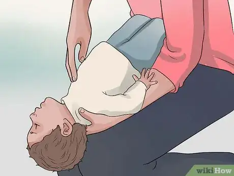 Imagen titulada Perform the Heimlich Maneuver on a Toddler Step 9