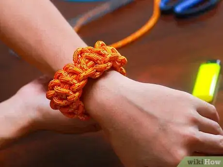 Imagen titulada Make a Paracord Bracelet Step 25