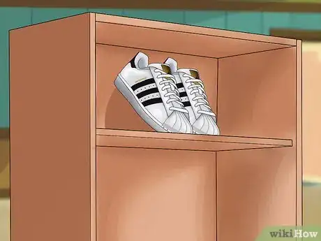 Imagen titulada Keep White Adidas Superstar Shoes Clean Step 12