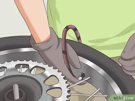 Imagen titulada Change a Motorcycle Tire Step 12