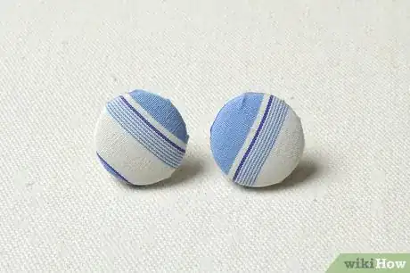 Imagen titulada Make Fabric Earrings Step 28