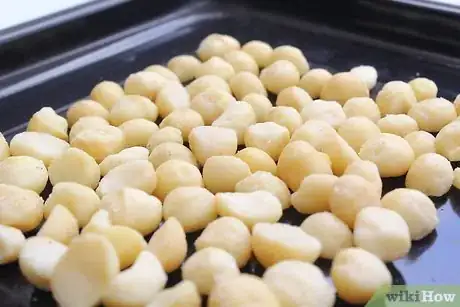 Imagen titulada Roast Macadamia Nuts Step 5