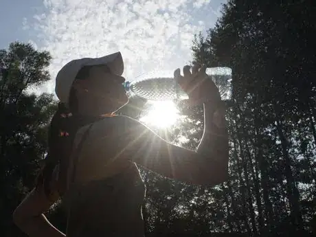 Imagen titulada Woman Drinking Water from Bottle_Hot Summer_Sunny Blue Sky__IMG_1830