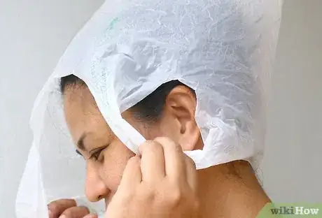 Imagen titulada Make a Shower Cap with a Plastic Bag Step 3