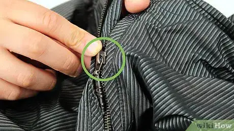 Imagen titulada Fix a Stuck Zipper Step 1