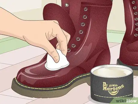 Imagen titulada Break in Your Brand New Dr Martens Boots Step 19