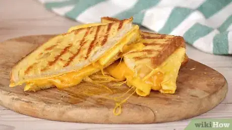 Imagen titulada Make a TikTok Breakfast Sandwich Step 10