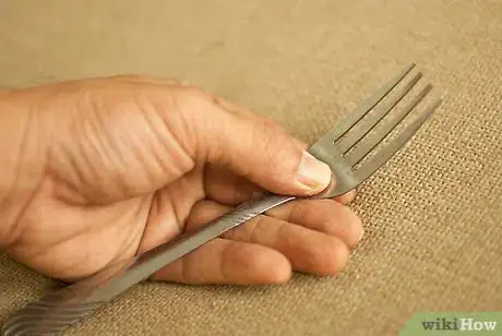 Imagen titulada Make Hooks and Hangers from Old Cutlery Step 17