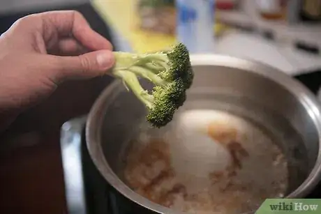 Imagen titulada Keep Cooked Broccoli Bright Green Step 3