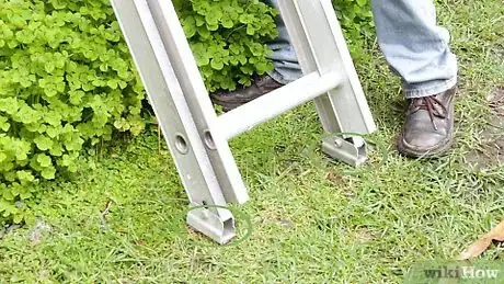 Imagen titulada Use an Extension Ladder Step 2